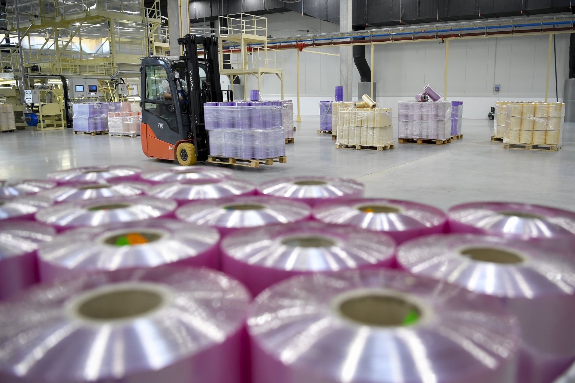 Lágyfólia-tekercsek a műanyag termékek előállításával és forgalmazásával foglalkozó Ongropack Kft. szirmabesenyői gyárában az avatása napján, 2018. március 27-én. (Fotó: MTI, Czeglédi Zsolt)