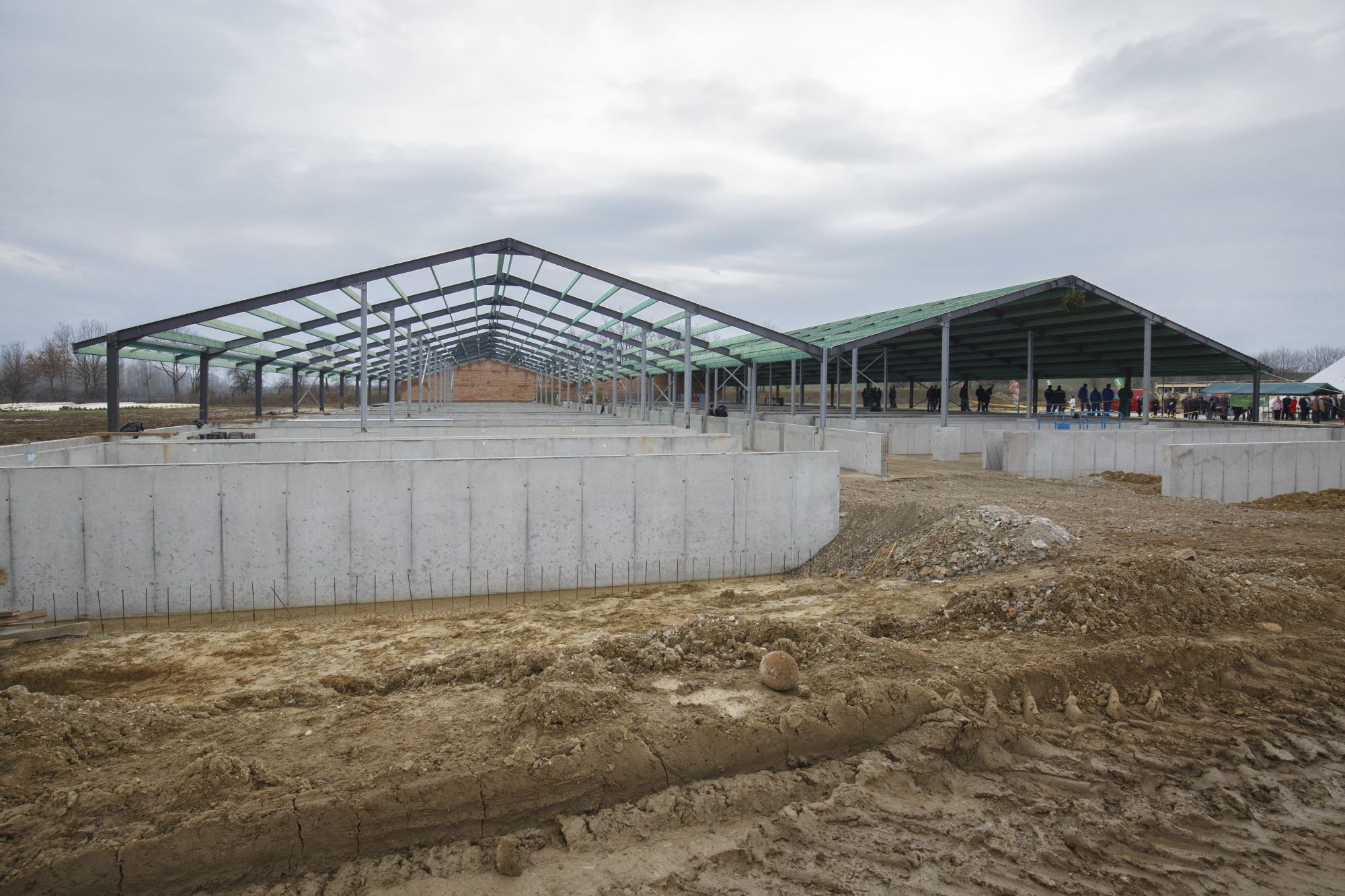 Magyarország egyik legnagyobb, épülő, 32 000 férőhelyes sertéshizlaldájának épületei a Somogy megyei Böhönyéhez tartozó Terebezdpusztán. (Fotó: MTI, Varga György)