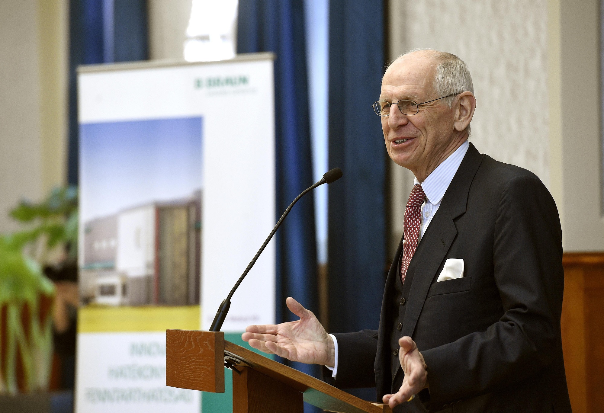 Ludwig-Georg Braun, a német B. Braun Melsungen AG felügyelőbizottságának elnöke a B. Braun Medical Magyarország Orvostechnológiai Kft. beruházásáról tartott sajtótájékoztatón (MTI Fotó: Bruzák Noémi)