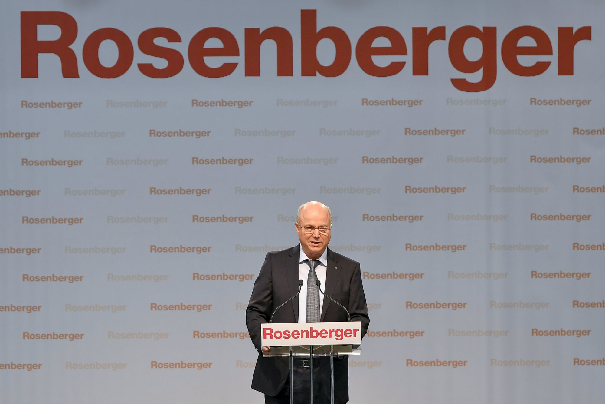 Peter Rosenberger tulajdonos beszédet mond az autóipari alkatrészeket gyártó Rosenberger Magyarország Kft. nyírbátori üzemében 2018. március 12-én. (Fotó: MTI, Czeglédi Zsolt)