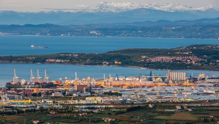 A Koperi kikötő összteljesítménye eléri a 22 millió tonnát, a konténerkezelésé a közel 850 000 TEU-t, a Koperben tranzitáló autók száma pedig meghaladja a 790 000-et.