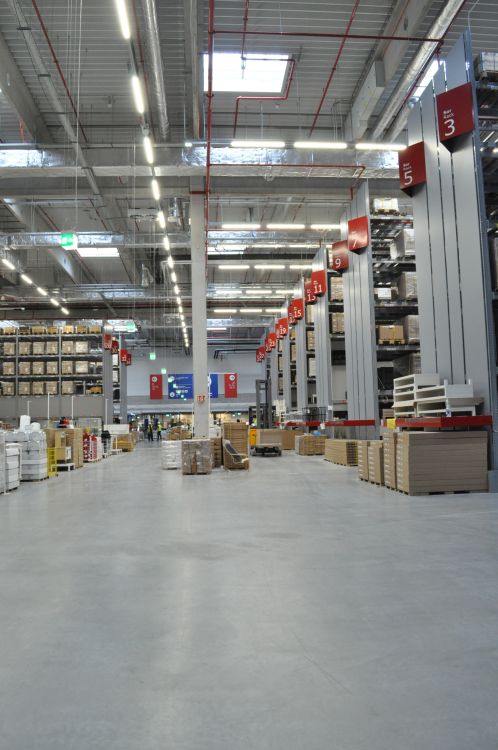 Az új áruház épületén belül a raktári terület közel 10 000 négyzetméter