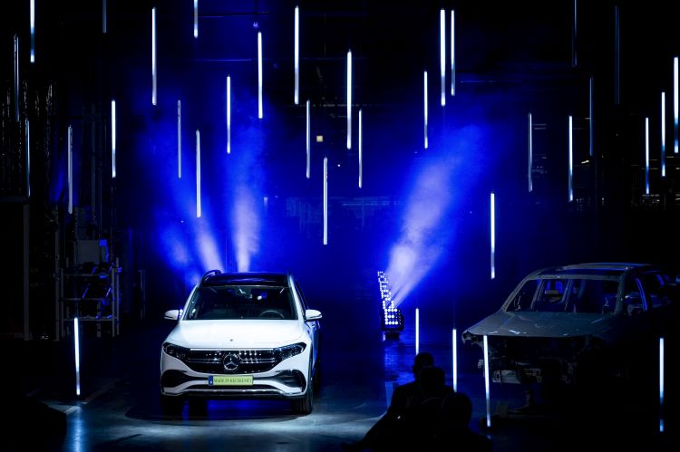 A Mercedes új, teljesen elektromos SUV modellje (Fotó: MTI, Ujvári Sándor)